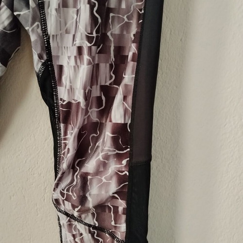 Kyodan capri sports leggings like new, multicolor mesh details