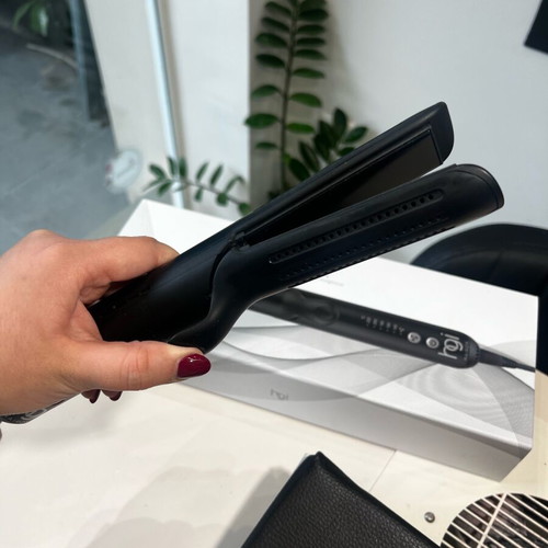 Hgi Professional Hair Straightener like new with air option for less heat