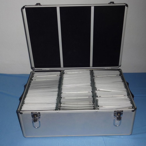 Metal CD and DVD storage case like new