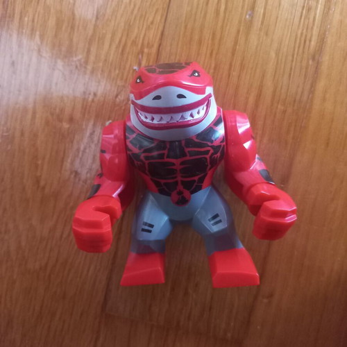 Figure set with moving hands and mouth, like new, 2 pieces