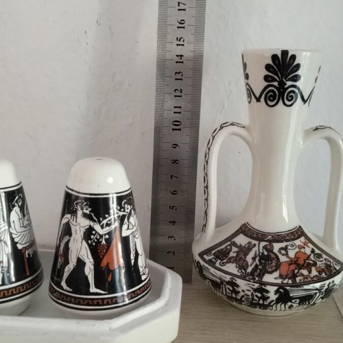 Salt and pepper set like new, 4 pieces with Greek style
