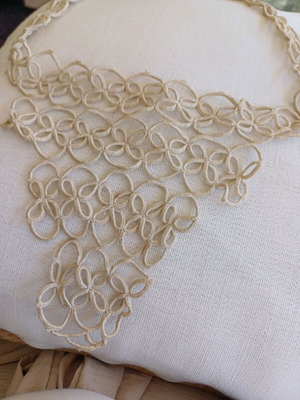 Lace collar used, beige