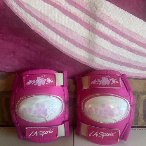 LA Sports kids' knee pads, fuchsia pink, adjustable straps