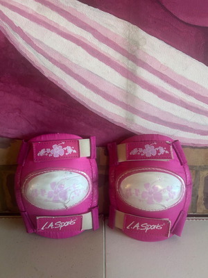 LA Sports kids' knee pads, fuchsia pink, adjustable straps