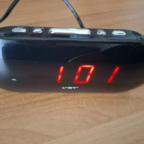 Digital alarm clock like new, tabletop