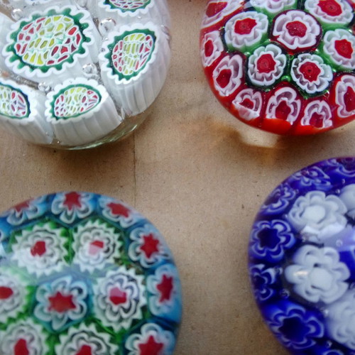 Paperweight collection 100, old antiques and newer Murano, Saint Louis, Baccarat
