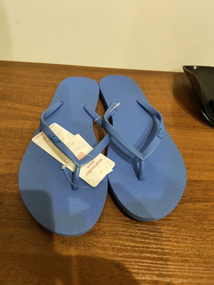 Roxy flip flops new, size 38, with factory discoloration
