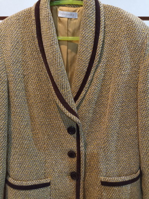 Mustard brown suit like new with smoking collar and brown piping