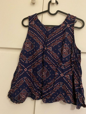 H&M sleeveless top like new with back opening, size L