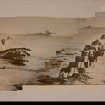  Μικρή, παλιά, ασπρόμαυρη φωτογραφία, με ένα ζευγάρι στη θάλασσα, στο βάθος υπάρχει καράβι.