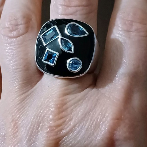 Loisir silver ring in excellent condition with black enamel and blue zircon