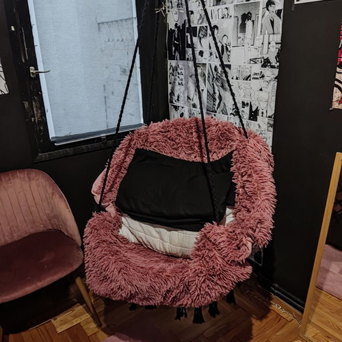 Hanging swing like new with secure mounting equipment