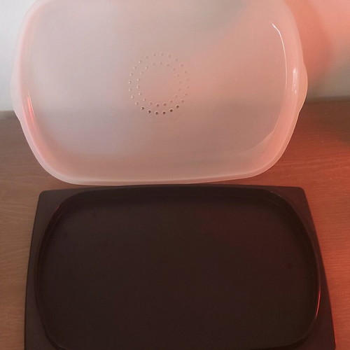 Oval Tupperware bowl like new with low internal height