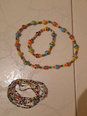 Necklace and bracelets with beads like new, multicolored