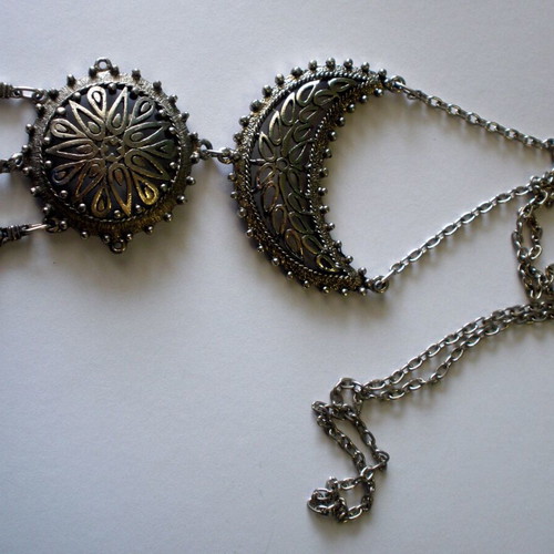 Women's necklaces used, various designs and materials