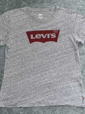Levi’s Classic Batwing Tee size Medium women fit like new, gray and red