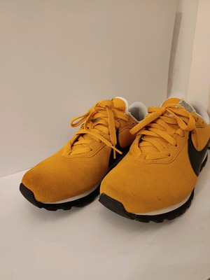 Nike women's athletic shoes used size 39 yellow
