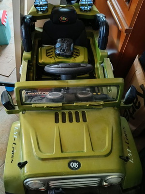 Electric Kids Ride-On Car like new with remote control