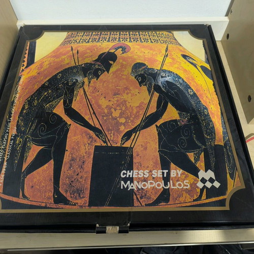 Manopoulos chess set like new, burgundy and gold, wood and bronze
