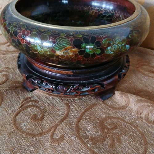 Decorative bowl with base like new