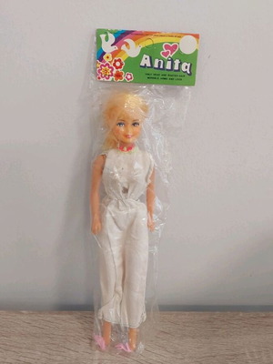 Anita ξανθιά κούκλα με λευκό φόρεμα, σφραγισμένη