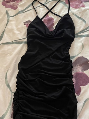 Mini μαύρο φόρεμα Zara καινούργιο, μέγεθος XS με σούρες στο πλάι και ανοιχτή πλάτη