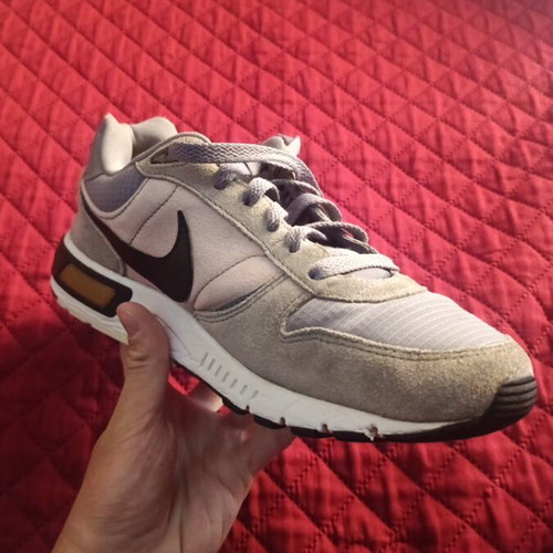 Nike Nightgazer sneakers size 41 like new, multicolor