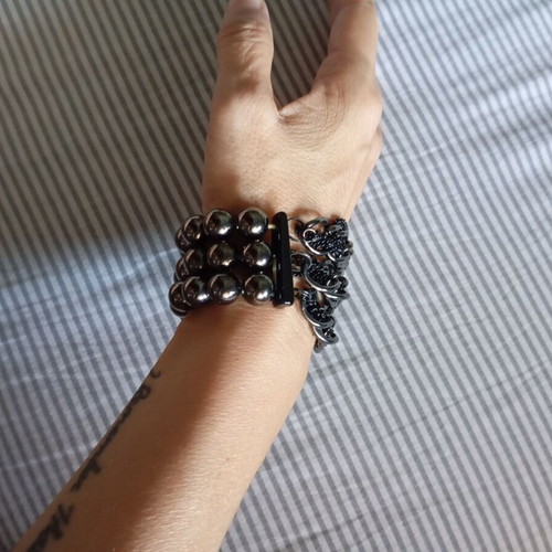 Bracelet new with pearls and chains, gray and black