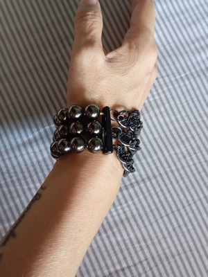 Bracelet new with pearls and chains, gray and black