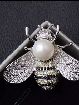 Women's bee brooch new, silver color