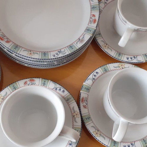 Apulum fine porcelaine tea cup set with saucers and 6 cake plates used