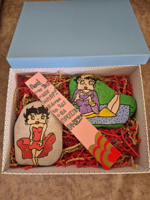 Giftbox με την Μπέτυ, 2 ζωγραφισμένες πέτρες και 1 σελιδοδείκτης