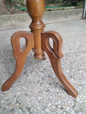 Solid wood round coffee table like new