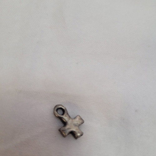 Cross pendant necklace