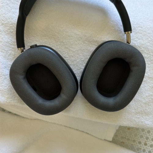 AirPods Max like new headphones without scratches or dents
