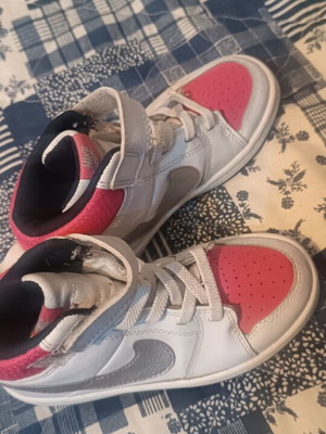 Αθλητικά μποτάκια Nike για κορίτσι νούμερο 28 σαν καινούργια, άσπρα