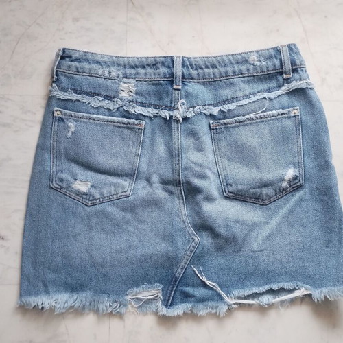 Zara denim mini skirt like new with embroidered roses, size L