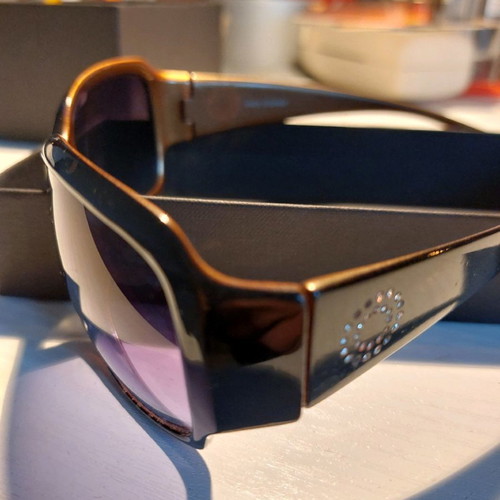 Sunglasses used with plastic frame and purple UV protection lens