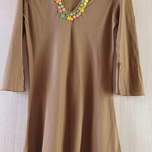 Women's brown kaftan with multicolor embroidered flowers like new, size L