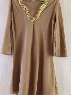 Γυναικείο καφέ καφτάνι με πολύχρωμα κεντητά λουλούδια σαν καινούργιο, μέγεθος L