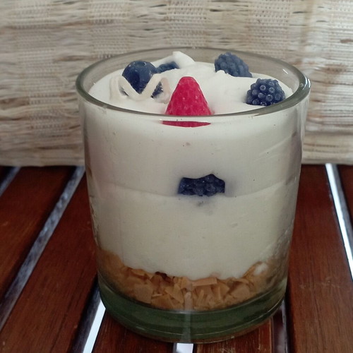 Candle jar dessert design with berries and vanilla 180g
