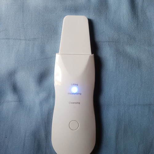 Ultrasonic facial cleansing and tightening device with spatula