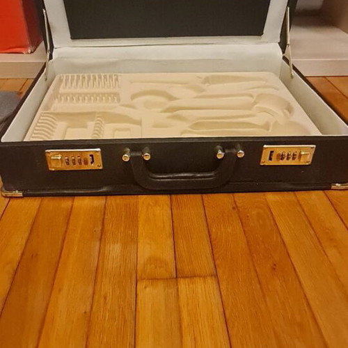Vicko Serving Set Case like new