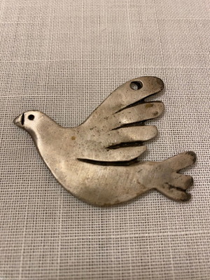 Alpaca dove pendant for neck new, gray metal