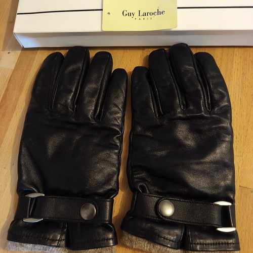 Guy Laroche leather gloves like new, black
