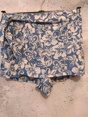 Pull & Bear women's shorts-skirt used, sky blue with white floral pattern, size S