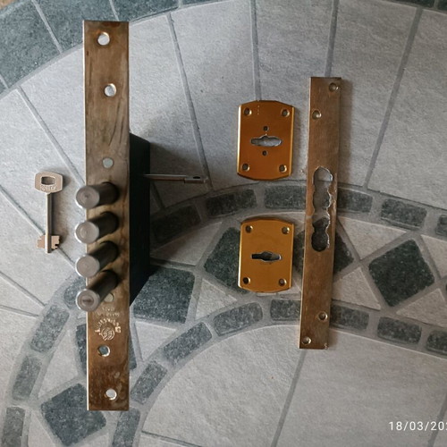 Securemme lock bolt used with four locking pins and two keys