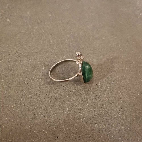 Ring with green iridescent stone new