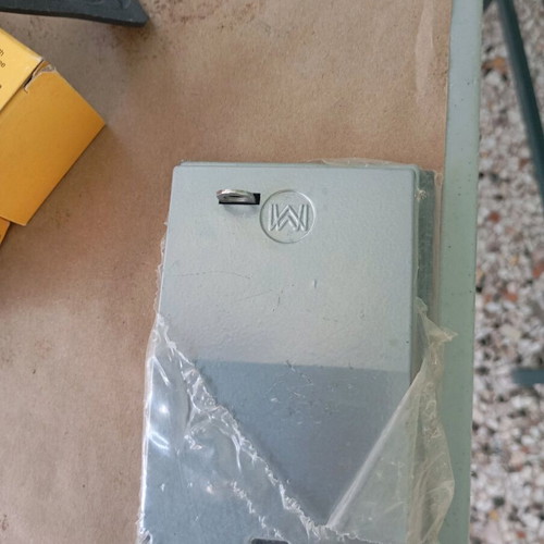 Electrical supplies like new, 80 pieces for electrical installations
