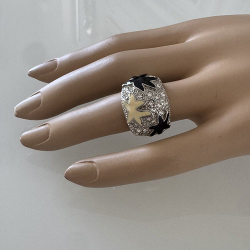 Ring with rhinestones and leaf design silver color like new
